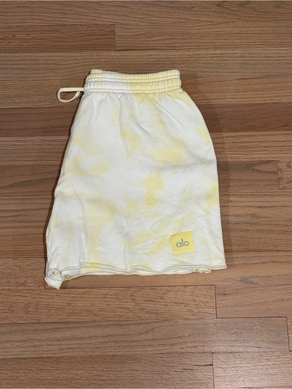 LIKE NEW ALO Yoga Tie-Dye Gym Sweat Short, Buttercup/White Tie-Dye, Size Medium - Picture 6 of 6